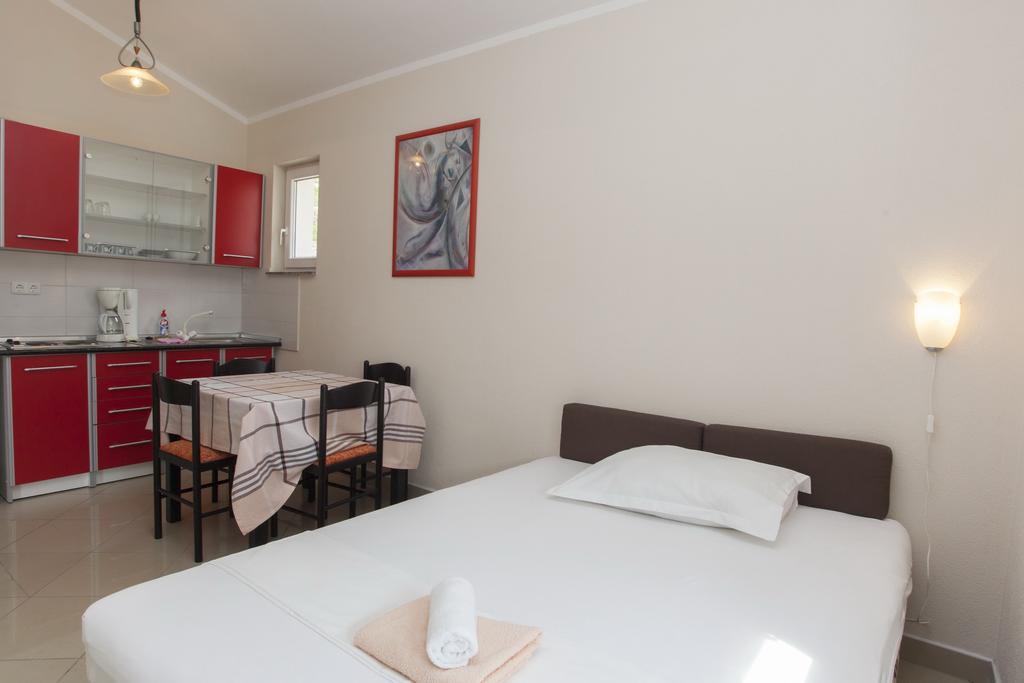 Apartments Damjanovic Makarska Szoba fotó